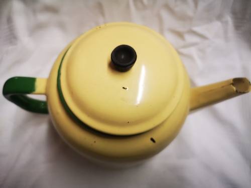 Vintage enamel tea/coffee pot (kettle) . In good condition