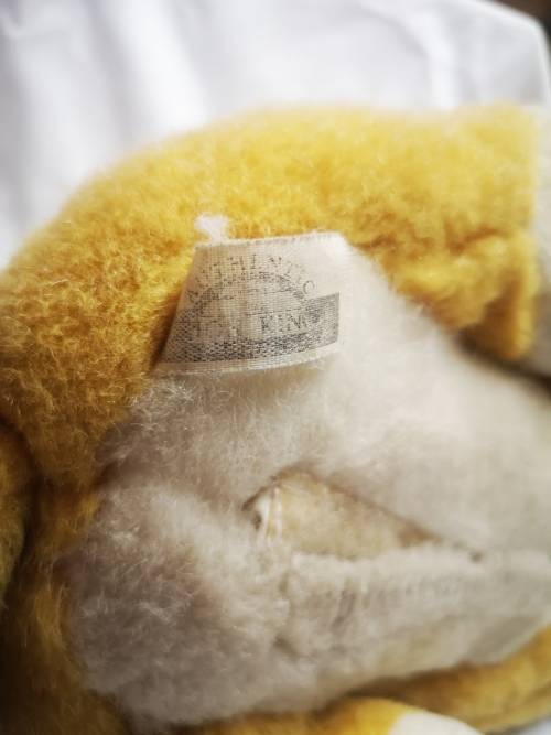 Stock clearance - now on R1 auction! Original Lion King product - Simba