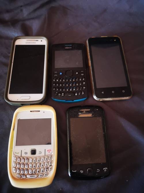 Lot of 5 old cell phones, no chargers and not tested.