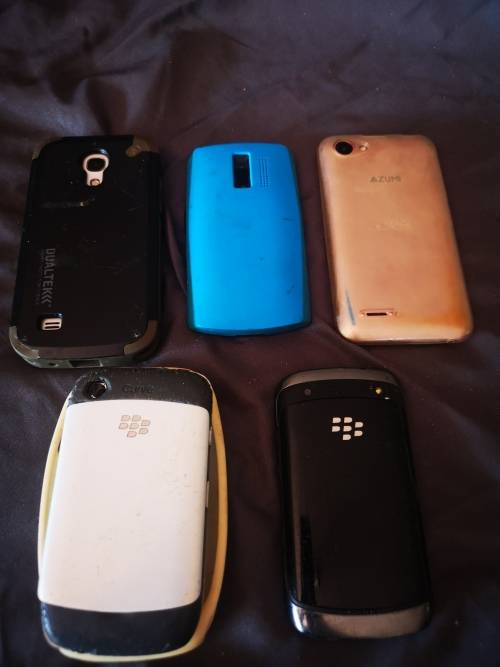 Lot of 5 old cell phones, no chargers and not tested.