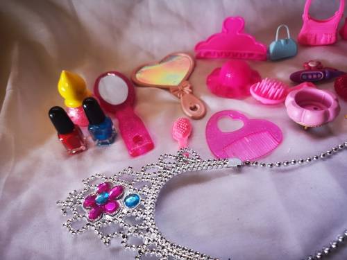 Large lot of doll accessories on R1 auction!