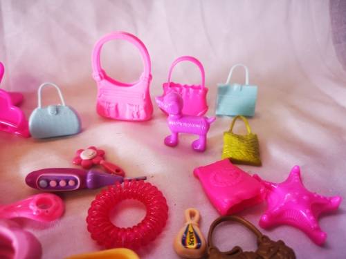 Large lot of doll accessories on R1 auction!