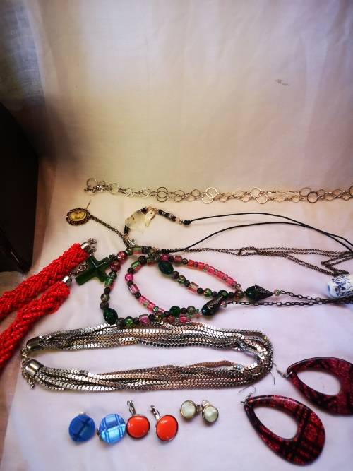 Stunning big vintage looking jewelry chest with a lot of costume jewelry - all for 1 bid!