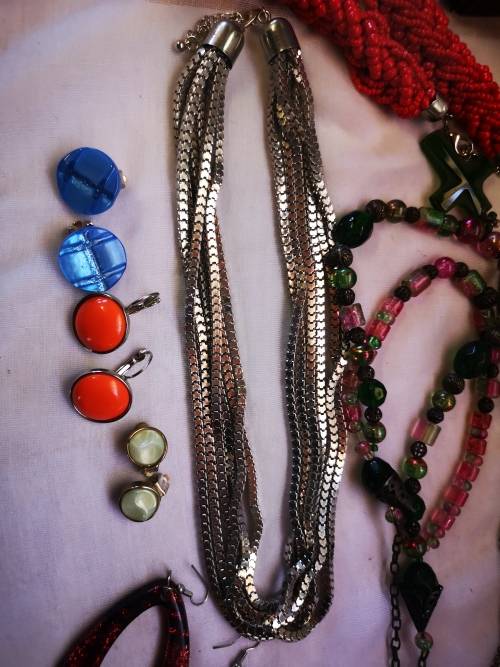 Stunning big vintage looking jewelry chest with a lot of costume jewelry - all for 1 bid!