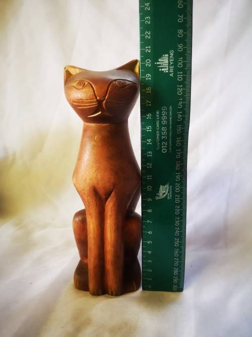 A stunning carved wood cat