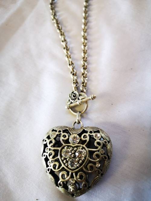 Beautiful chunky heart pendant necklace