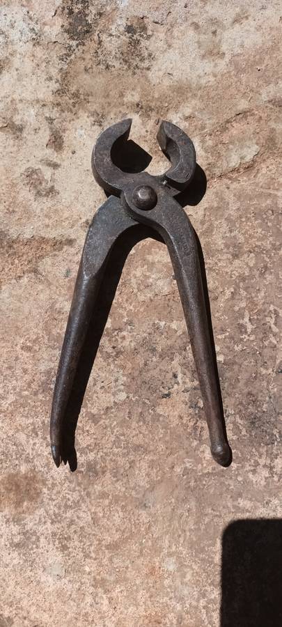 Horse shoe tool