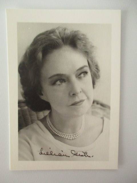 AUTOGRAPHED / SIGNED - LILLIAN GISH - SILENT MOVIE ACTOR  - APP POST CARD SIZE