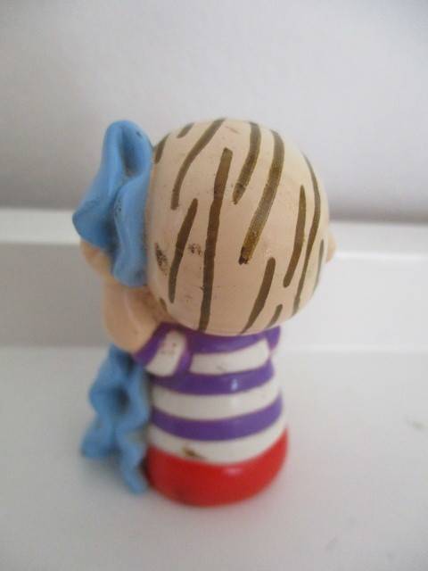 VINTAGE -  PEANUTS / CHARLIE BROWN - LIONESS FIGURE - APP. 6 cm TALL - COLGATE / PALMOLIVE