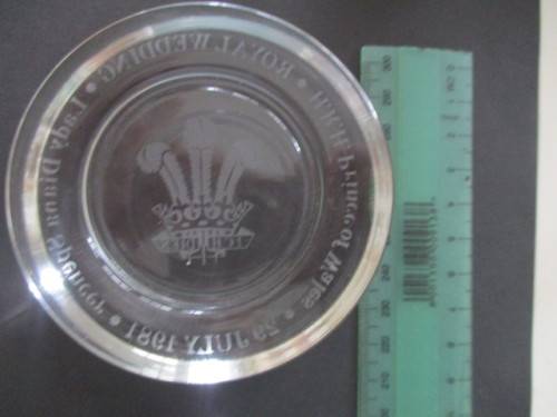 BEAUTIFUL PAPER WEIGHT TO COMMEMORATE THE ROYAL WEDDING OF LADY DIANA SPENCER AND PRINCE CHARLES