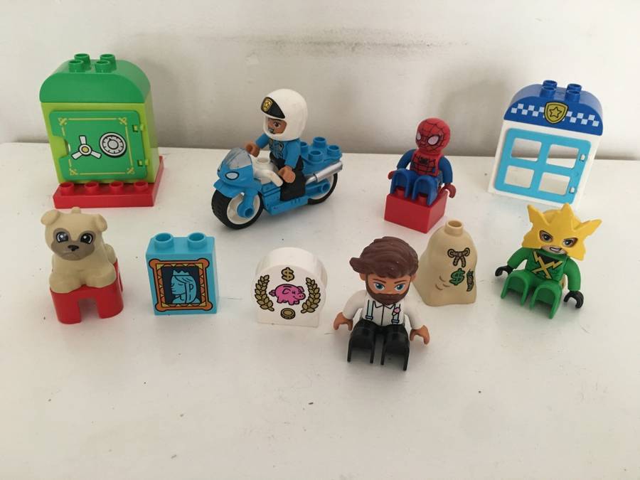 LOVELY CONTAAINER FULL OF KIDDY LEGO DUPLO INCLUDING FIGURES