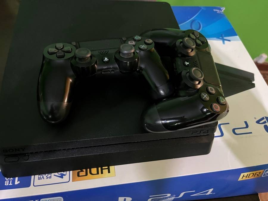 Playstation 4 1TB Slim Console + Extra Controller (PS4)