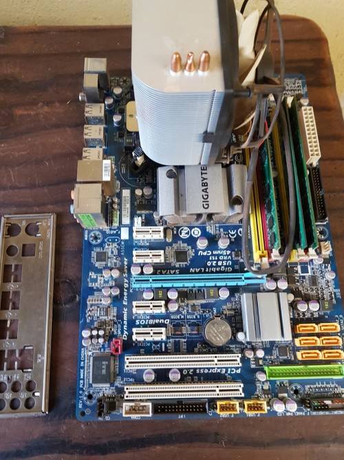 Motherboard Gigabyte + CPU Q9400+ Memory 6Gb