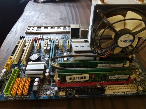 Motherboard Gigabyte + CPU Q9400+ Memory 6Gb