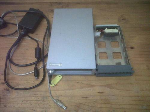 Lockable external IDE harddrive enclosure