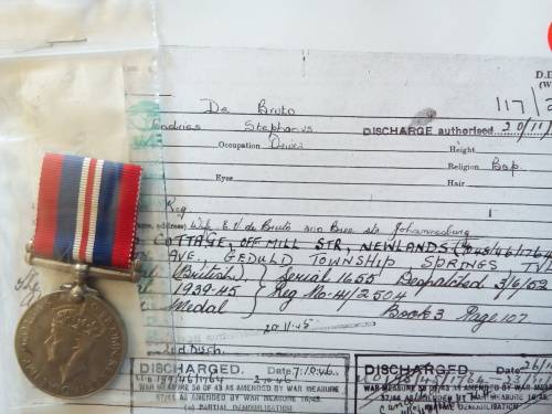 1939 / 45 WAR MEDAL WITH COPY SERVICE CARD ...  DE BRUTO