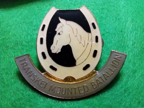 SADF ERA .. TRANSKEI MOUNTED BATALLION CAP BADGE ... LUGS INTACT