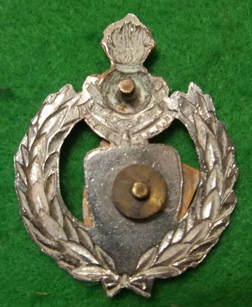 SADF - 1 CONSTRUCTION REGIMENT CAP BADGE - SHORTENED SCREW POSTS