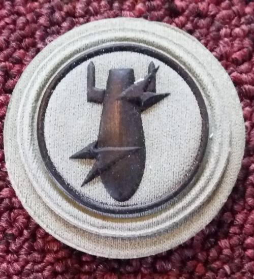 SANDF - RUBBERISED EOD QUALIFICATION BADGE - PINS INTACT