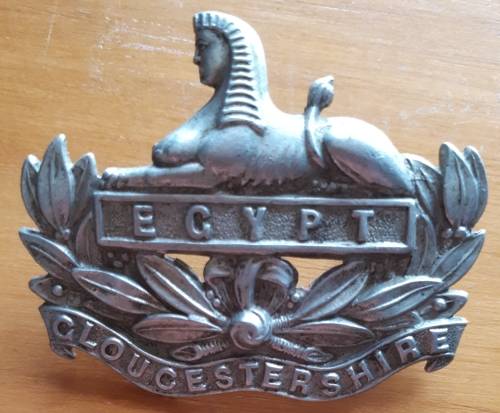 BRITAIN - GLOUCESTERSHIRE  CAP BADGE - LUGS INTACT