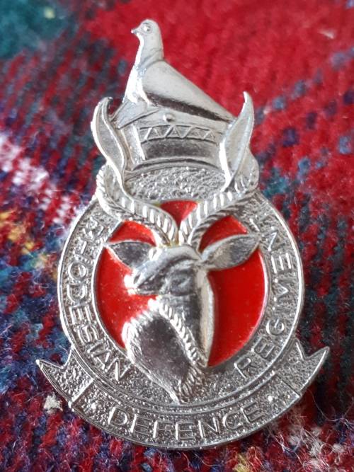 RHODESIA DEFENCE REGIMENT CAP BADGE - LUGS INTACT
