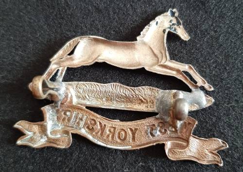 BRITAIN  -  bi/m WEST YORKSHIRE REGT CAP BADGE - ## REPAIRED LUGS ##