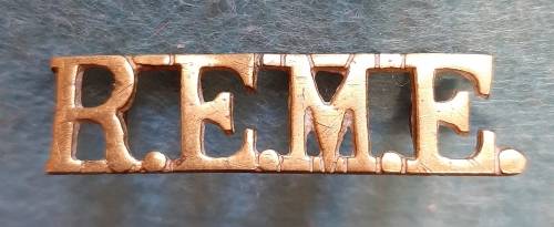 BRITAIN - ROYAL ELECTRICAL AND MECHANICAL ENGINEERS SHOULDER TITLE - LUGS INTACT