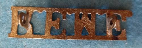 BRITAIN - ROYAL ELECTRICAL AND MECHANICAL ENGINEERS SHOULDER TITLE - LUGS INTACT