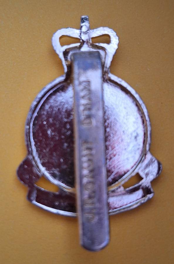 BRITAIN - CATERING CORPS (ANODISED) CAP BADGE - SLIDER INTACT