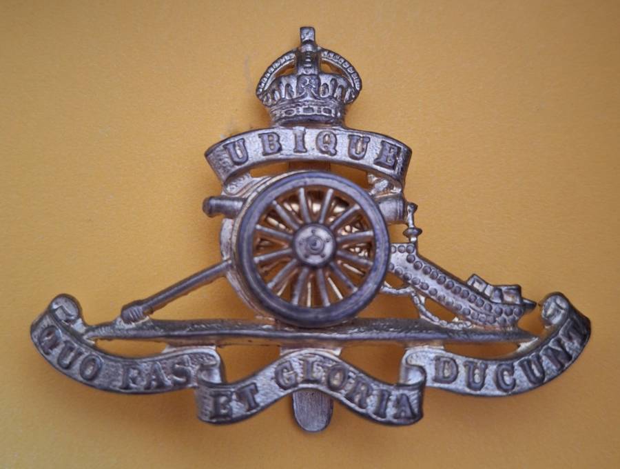 BRITAIN - ROYAL ARTILLERY CAP BADGE - SLIDER INTACT