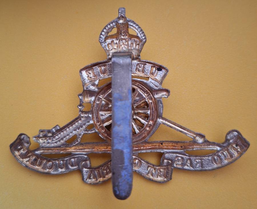 BRITAIN - ROYAL ARTILLERY CAP BADGE - SLIDER INTACT