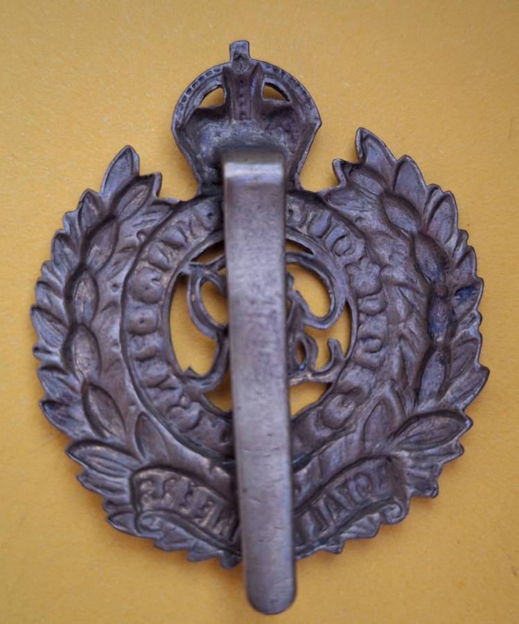 WW2 ERA - ROYAL ENGINEERS CAP BADGE - SLIDER INTACT (SLIGHTLY WORN DOWN