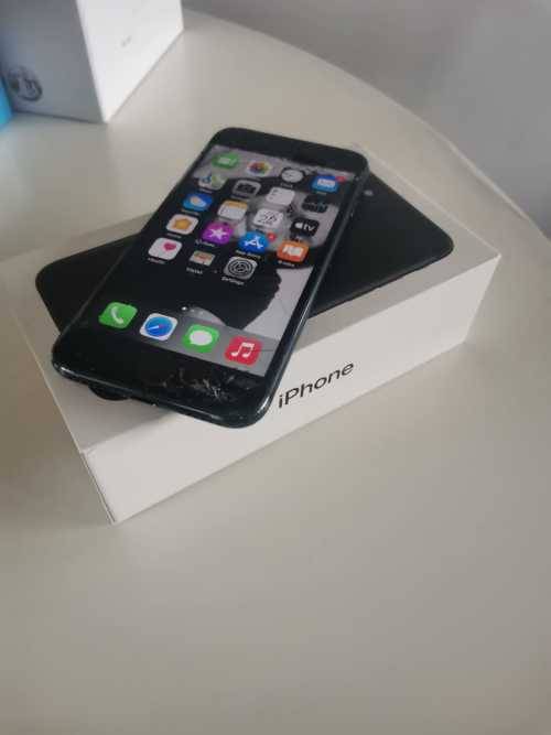 IPhone 7 (cracked front glass)