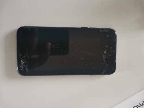 IPhone 7 (cracked front glass)