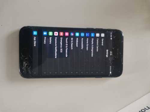 IPhone 7 (cracked front glass)