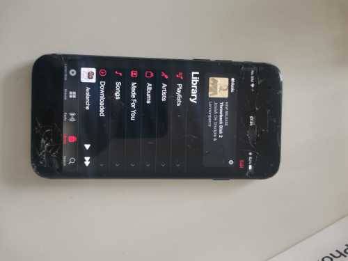 IPhone 7 (cracked front glass)