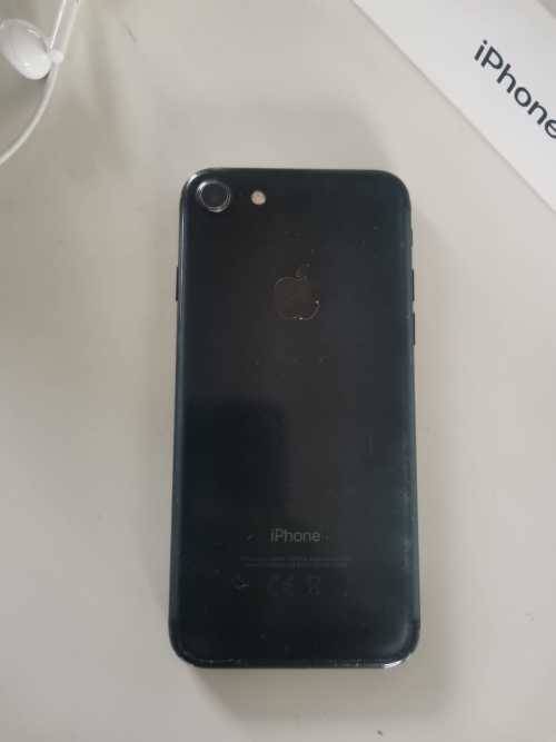 IPhone 7 (cracked front glass)