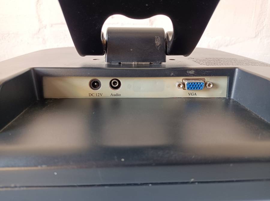 GeniSAT 17` LCD monitor | Model 7005L | Power adapter included | Amazing tilt angles | VGA + Audio