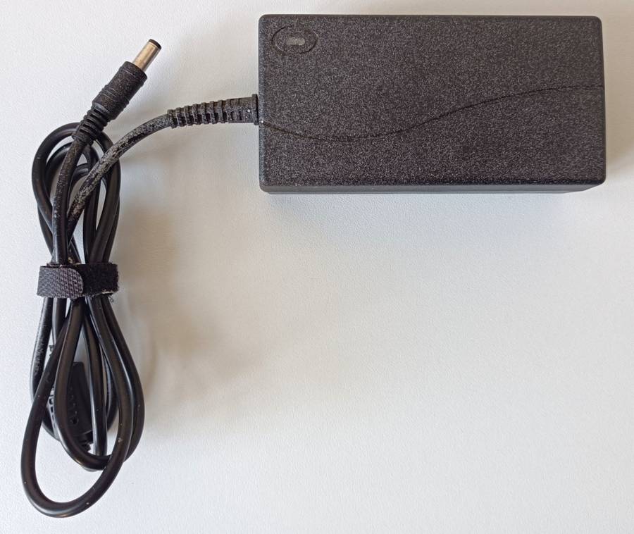 GeniSAT 17` LCD monitor | Model 7005L | Power adapter included | Amazing tilt angles | VGA + Audio