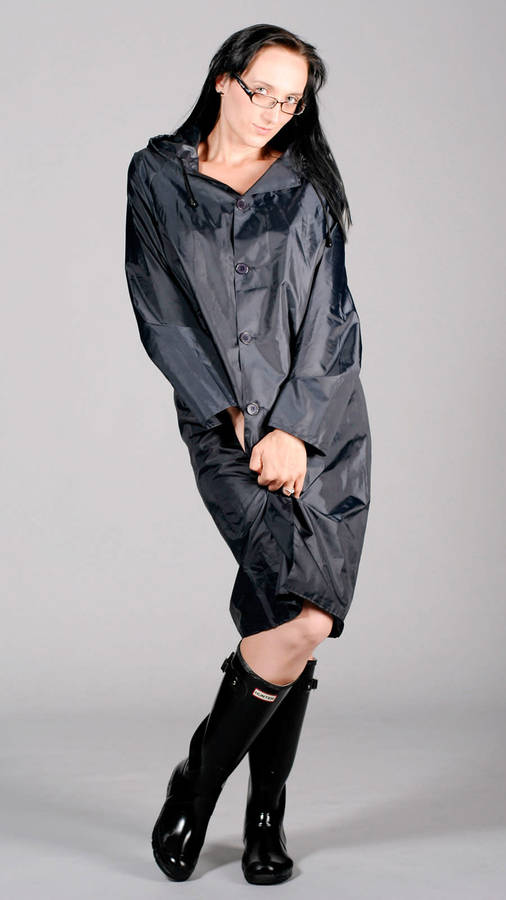 Navy vintage nylon raincoat made from lightweight taffeta coated nylon | 92CM