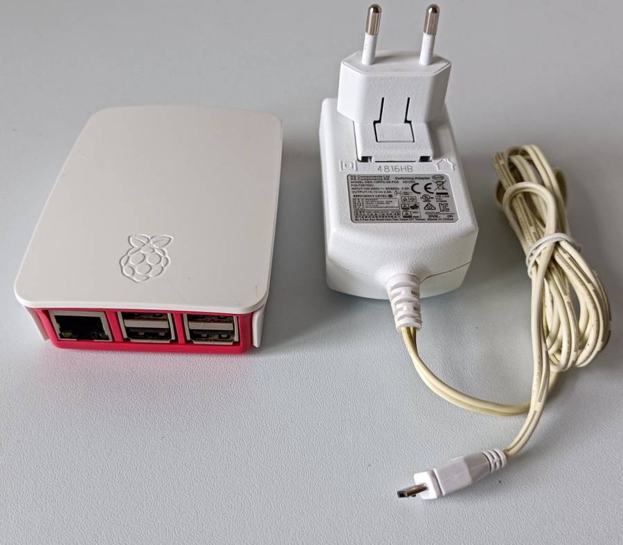 Raspberry Pi 3 + official case + official power adapter + 16GB Verbatim microSD