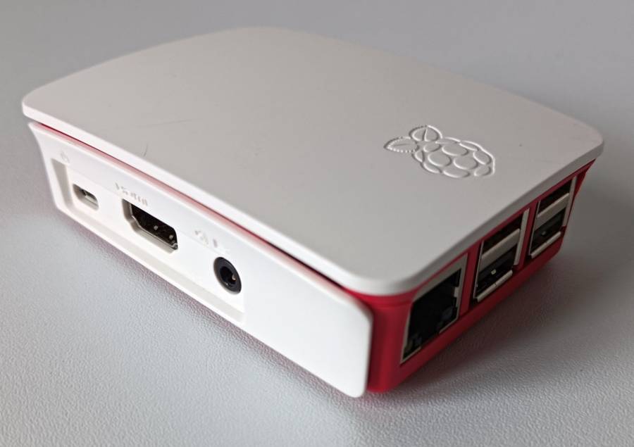 Raspberry Pi 3 + official case + official power adapter + 16GB Verbatim microSD