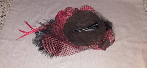 ** Vintage:  Ladies `Race Day` Decorative Ostrich and Cockerell Feather Hat .**