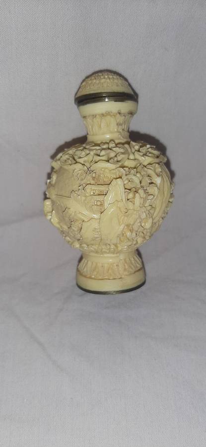 ** ORIGINAL- 20th Century Chinese Hand-Carved Resin Snuff Bottle (7cm).**