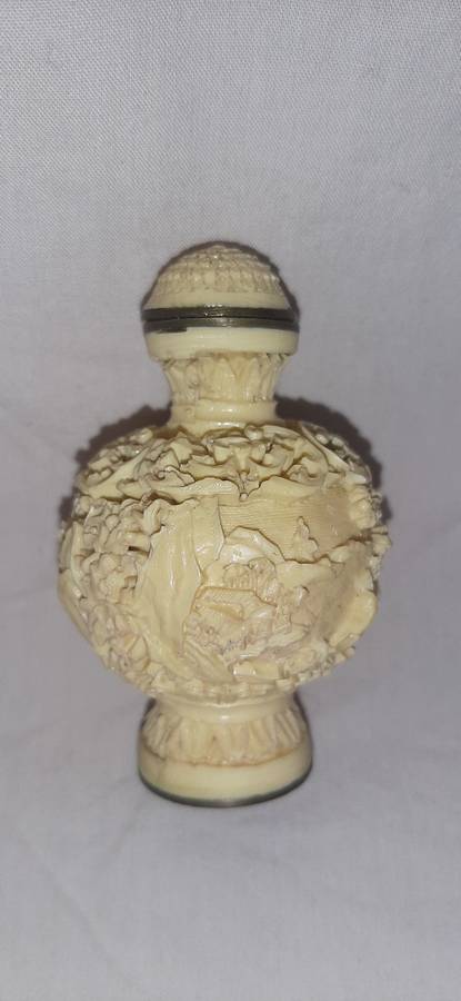 ** ORIGINAL- 20th Century Chinese Hand-Carved Resin Snuff Bottle (7cm).**