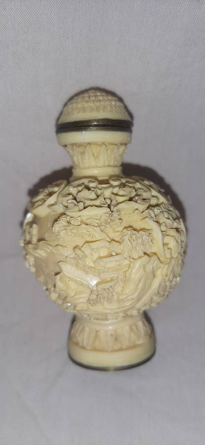 ** ORIGINAL- 20th Century Chinese Hand-Carved Resin Snuff Bottle (7cm).**