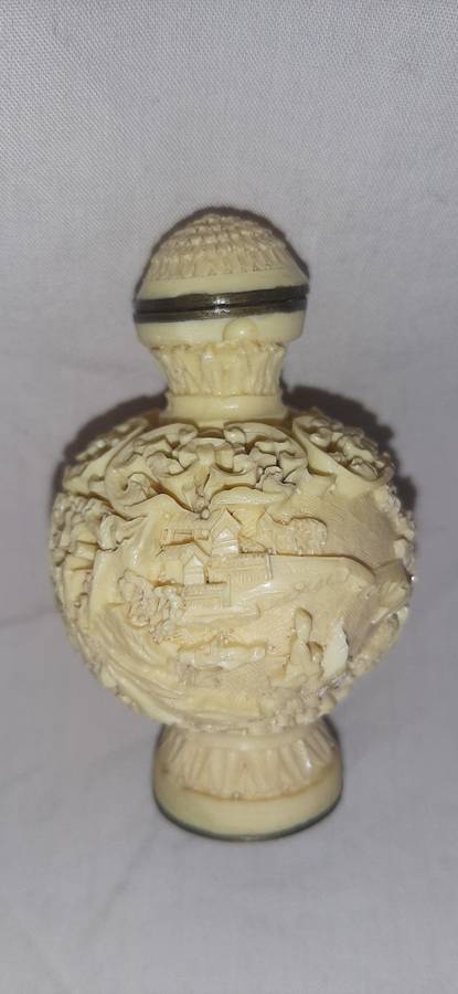 ** ORIGINAL- 20th Century Chinese Hand-Carved Resin Snuff Bottle (7cm).**