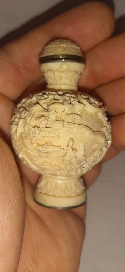** ORIGINAL- 20th Century Chinese Hand-Carved Resin Snuff Bottle (7cm).**