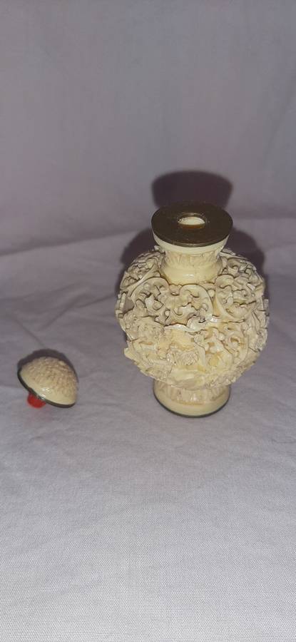 ** ORIGINAL- 20th Century Chinese Hand-Carved Resin Snuff Bottle (7cm).**