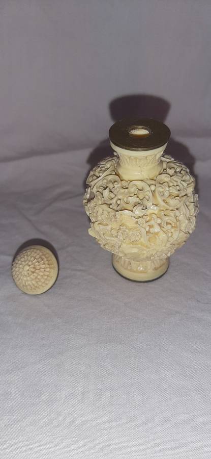 ** ORIGINAL- 20th Century Chinese Hand-Carved Resin Snuff Bottle (7cm).**